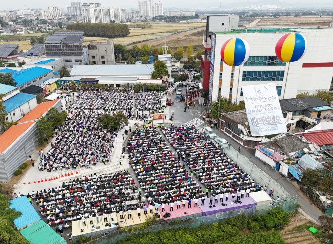 13일 신천지 전주교회에서 열린 '전도 대성회'를 듣기 위해 모인 인파 전경. 