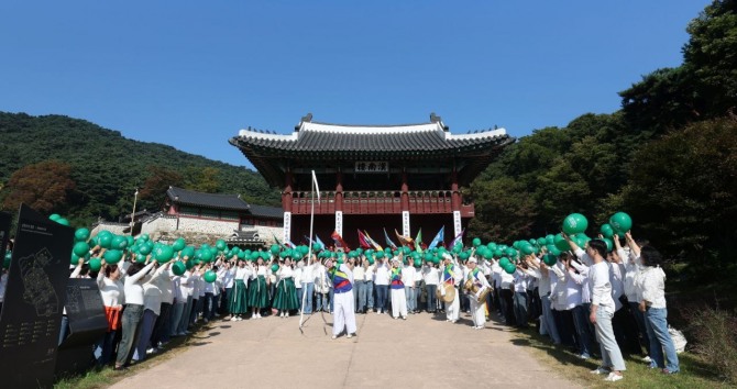 12일 경기 성남시 남한산성 일대에서 열린 ‘신천지 전도 대성회 홍보 걷기대회’ 이후 공연을 하고 있다. 사진=신천지 성남교회