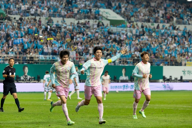 지난 12일 대전하나시티즌의 홈구장 대전월드컵경기장에서 열린 하나은행 자선축구대회에서 '팀 히어로' 주장인 가수 임영웅씨가 골을 돕는 어시스트를 기록한 뒤 기쁨의 세레모니를 하고 있다. 사진=하나은행