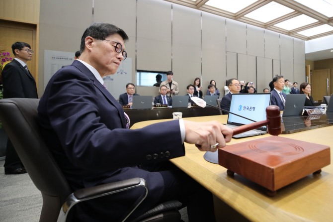 이창용 한국은행 총재가 11일 서울 중구 한국은행에서 열린 금융통화위원회에서 의사봉을 두드리고 있다. 사진=연합뉴스