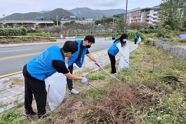 국립부산과학관 임직원들의 환경미화활동(쓰레기 줍기) 모습. 사진=국립부산과학관