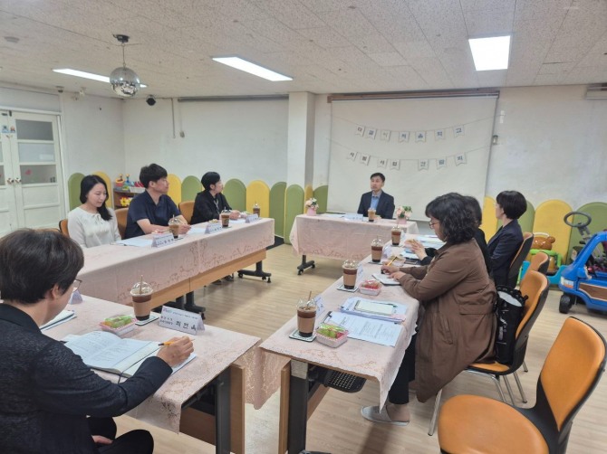 15일 경기도교육청·경기도 유보 추진단이 ‘경기형 다‧같‧이 처음학교’ 시범사업 시행 중인 기관을 방문했다. 사진=경기도교육청