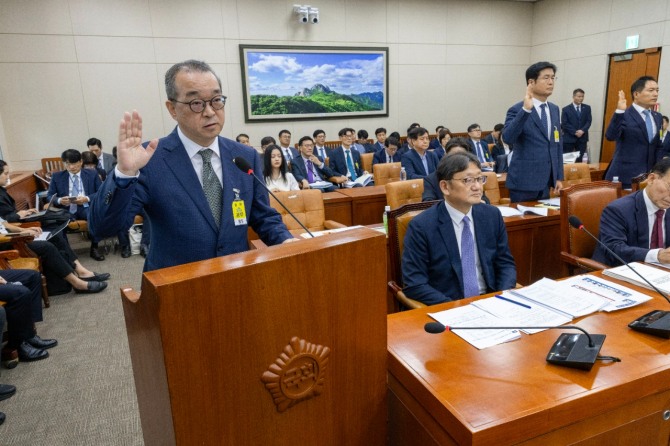 정인섭 한화오션 거제사업장 사장이 15일 서울 여의도 국회에서 열린 환경노동위원회 국정감사에서 선서하고 있다. 사진=연합뉴스