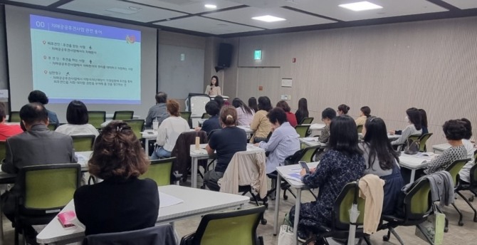 광명시 치매안심센터는 지난 15일 평생학습원에서 치매공공후견 사업의 인식을 제고하고 누구나 쉽게 이용할 수 있도록‘2024년 찾아가는 치매공공후견 사업 설명회’를 개최했다. 사진=광명시