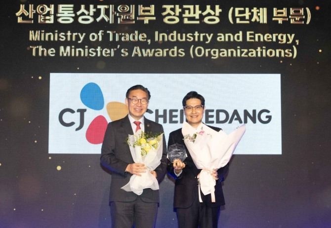 김주석 CJ제일제당 법무실장(오른쪽)과 김완기 특허청장이 2024 기업지식재산대상 수상 기념사진 촬영을 하고 있다. / 사진=CJ제일제당