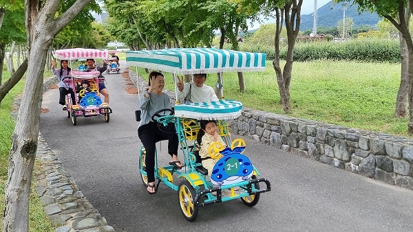 축제 때 호스아일랜드에서 자전거를 타고 있는 가족 모습. 사진=렛츠런파크 부산경남