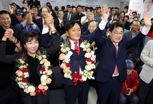 17일 0시가 넘어 국민의 힘 박용철 후보가 강화군수로 확실시 되자 지지자들과 지역구인 배준영 국회의원이 손을 들고 축하를 하고 있다.  사진=연합뉴스