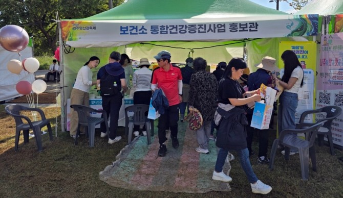 나주시 보건소가 2024 나주영산강축제 기간 통합건강증진홍보관을 운영했다. 홍보관에선 치매와 심뇌혈관질환, 정신 건강, 비만, 금연, 구강 등에 대한 건강 정보 안내와 검사를 원스톱으로 진행해 축제 방문객들의 큰 호응을 얻었다.사진=나주시