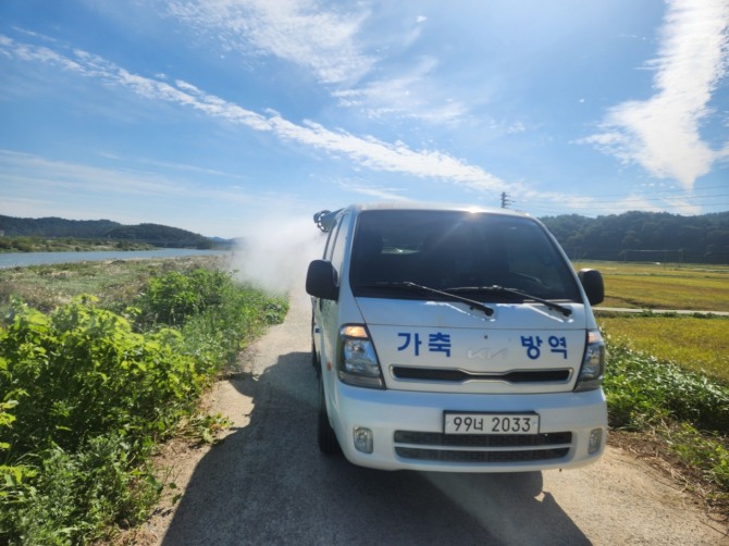 전남 함평군이 2024 대한민국 국향대전 기간 중 유동인구 증가로 인한 가축질병 오염원 차단을 위해 방역활동을 대폭 강화한다. 사진=함평군