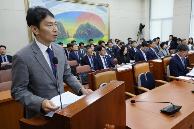 이복현 금융감독원장이 17일 오전 서울 여의도 국회에서 열린 정무위원회의 금융감독원, 서민금융진흥원에 대한 국정감사에서 인사말을 하고 있다. 사진=뉴시스