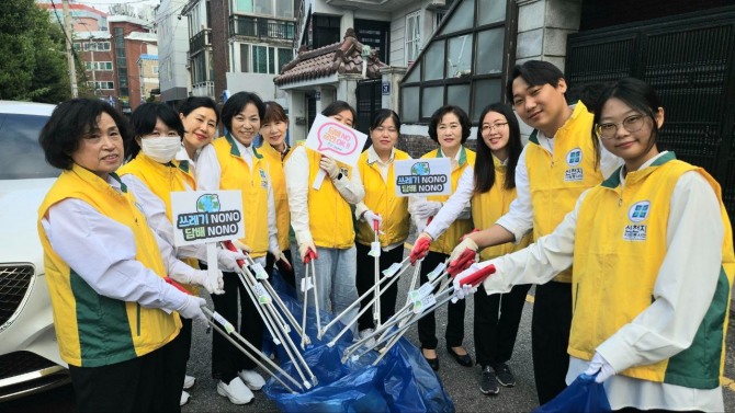 16일 신천지자원봉사단 성남지부 봉사자들이 성남종합운동장 일대 주택가에서 ‘자연아 푸르자’ 플로깅 활동을 하고 있다.