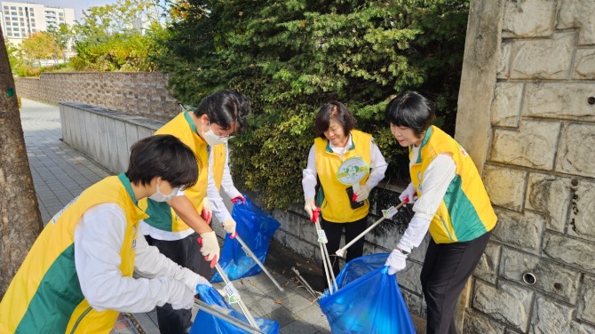 16일 신천지자원봉사단 성남지부 봉사자들이 성남종합운동장 일대서 ‘자연아 푸르자’ 플로깅 활동을 하고 있다.