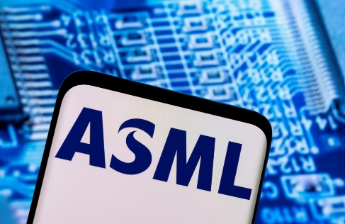 ASML의 주가가 가리키는 반도체 산업의 미래.                사진=로이터