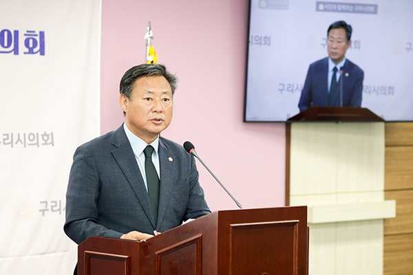 주요 현안 브리핑 하는 신동화 의장. 사진=구리시의회