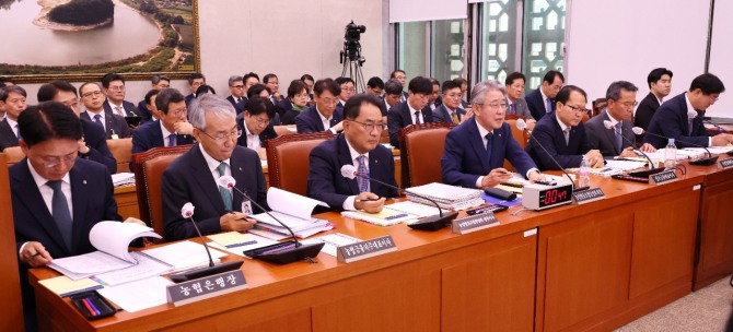 강호동 농업협동조합중앙회장이 18일 오전 서울 여의도 국회 농림축산식품해양수산위원회에서 열린 농업협동조합중앙회, 농협경제지주 등에 대한 국정감사에서 발언하고 있다. 왼쪽부터 이석용 농협은행장, 이석준 농협금융지주 회장, 지준섭 농협중앙회 부회장, 강호동 농협중앙회장. 사진=연합뉴스