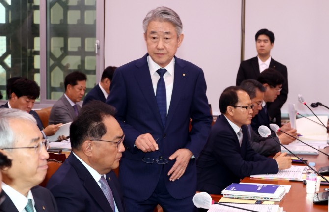 강호동 농업협동조합중앙회장이 18일 오전 서울 여의도 국회 농림축산식품해양수산위원회에서 열린 농업협동조합중앙회, 농협경제지주 등에 대한 국정감사에서 업무보고를 위해 발언대로 향하고 있다. 사진=뉴시스