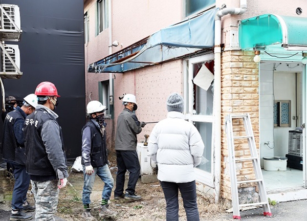 경기도 파주시는 연풍리 성매매 집결지 내 불법건축물에 대해 여섯 번째 강제 철거를 실시했다. 사진은 용주골 불법건축물 4개동 강제철거 행정대집행 장면. 사진=파주시