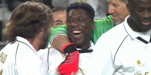 실드 유나이티드의 클라렌스 세이도르프가 넥슨 아이콘 매치에서 두번째 골을 넣은 후 동료들과 세레머니를 하고 있다. 사진=넥슨 'EA 스포츠 FC 온라인' 유튜브 채널