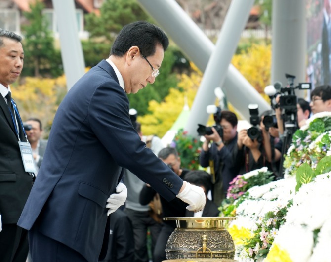 김영록 전라남도지사가 19일 보성군 한국차문화공원에서 열린 ‘여순 10·19사건 제76주기 합동추념식’에서 참배하고 있다. 사진=보성군