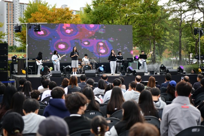 안산시는 지난 19일 안산호수공원 포구광장 및 잔디구장에서 열린‘안산, 청소년에 빠지다!’2024 청소년 통합축제가 성황리에 마무리됐다. 사진=안산시