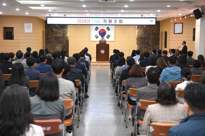 박용철 강화군수는 21일 진달래홀 4층에서 전 직원이 참석한 가운데 첫 직원 조회를 진행했다.  이 자리에서  “권한대행 체제에서 군정을 잘 이끌어 주신 윤도영 부군수님을 비롯한 직원 여러분들에게 감사드리며, 한쪽으로 치우침 없는 공정한 일 처리와 ‘군민소통! 군민통합!’을 위해 함께 뛰어달라”고 당부했다.  사진=강화군