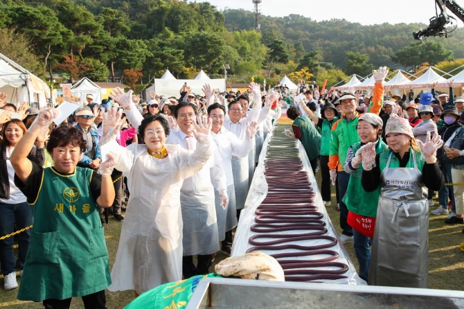 제23회 이천쌀문화축제 600m 무지개 가래떡 만들기 프로그램 모습. 사진=이천시