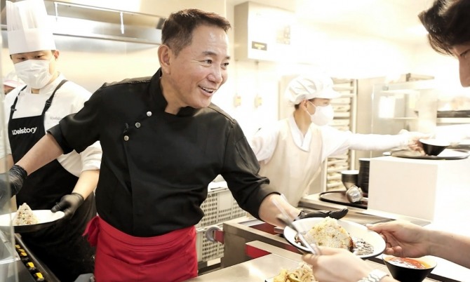 삼성웰스토리가 방송인 정준하와 이봉원, 유튜버 취요남과 함께 구내식당에서 특별한 요리를 제공한다. / 사진=삼성웰스토리