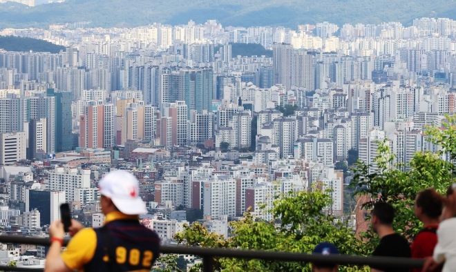 지난달 서울 남산에서 바라본 시내 아파트 단지 모습. 사진=연합뉴스 