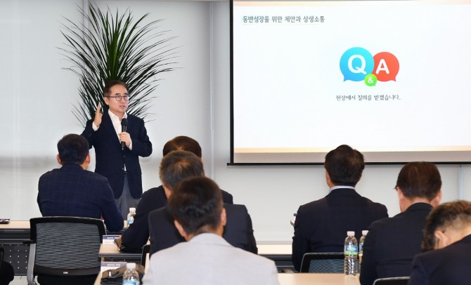 장덕현 삼성전기 사장이 22일 이오테크닉스사에서 '동반성장 소통포럼'를 개최하고 사업 전략과 투자 전망 등에 관한 삼성전기 협력사들의질문에 답변하고 있다. 사진=삼성전기