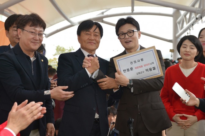 박용철 강화군수는 22일 강화 풍물시장을 찾은 국민의힘 한동훈 대표를 만나 군 현안사업을 설명하고 강화군 발전을 위한 건의사항을 전달했다.   사진=강화군