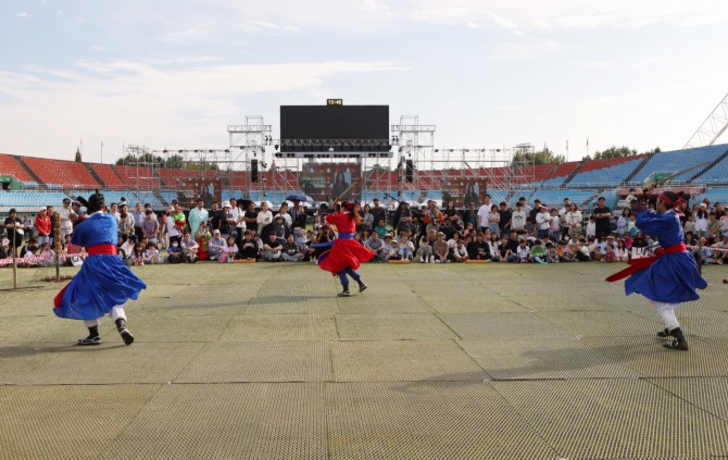 안산 김홍도문화제 기간 와~ 스타디움 주경기장에서 전통무예를 하고 있는 장면. 사진=이관희 기자