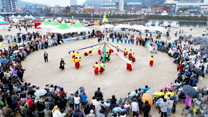 지난해 축제-대표 프로그램인 ‘청송사과 꽃줄엮기 전국대회’사진=청송군 