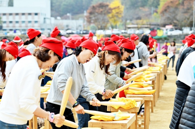 지난해 축제행사중 꿀잼 사과 난타.  사진=청송군 