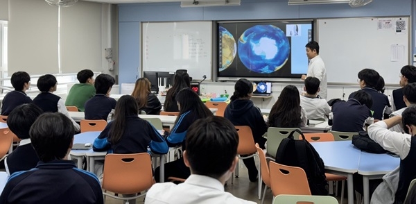 코리오가 지난 16일 부산 기장고등학교에서 해양 생태에 대한 이해 및 신재생에너지 전환 및 확대의 중요성에 대한 교육을 진행했다. 사진=코리오