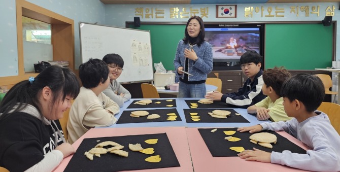 반남초등학교(교장 강진순) 전교생은 11일과 23일 2회에 걸쳐 ‘푸드아트테라피와 함께하는 회복적 생활교육’을 진행하였다. 사진=전남교육청