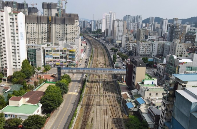 경부선이 지나는 안양역 부근 풍경 전경. 사진=안양시