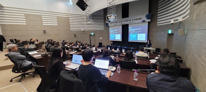 경기도가 24일 차세대융합기술연구원에서 ‘반려동물산업 실태조사 및 기본계획 수립’ 연구용역 결과를 발표하고 있다. 사진=경기도 