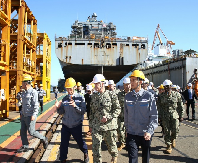 김동관 한화그룹 부회장(오른쪽)과 스티븐 쾰러 미국 해군 태평양함대 사령관 제독(가운데)이 24일 한화오션 거제사업장에서 정비 중인 ‘월리 쉬라’함 정비 현장을 둘러보고 있다.