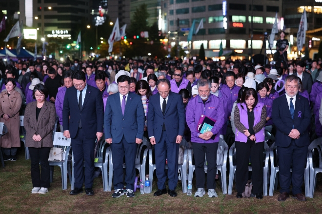 추경호(왼쪽 세 번째) 국민의힘 원내대표 등 정치권 인사들이 26일 서울 중구 서울광장 인근에서 열린 10·29 이태원 참사 2주기 시민추모대회에서 묵념하고 있다. 사진=연합뉴스 