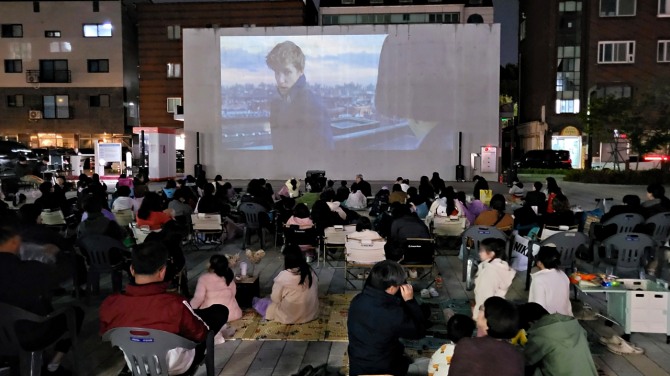 부평구는 지난 21일부터 25일까지 갈산동 굴포 먹거리타운 일대에서 진행한 ‘커피따라 청리단길’ 및 ‘굴포의 달밤 야외극장 행사’를 성황리에 마쳤다.  사진=부평구