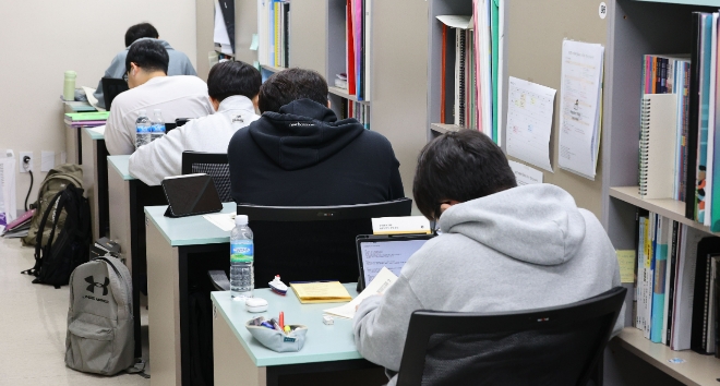 내년부터 고등학교 교육과정에 ‘금융과 경제생활’이 선택과목으로 신설된다. 서울 강남구 강남하이퍼학원에서 수험생들이 자습하는 모습. 사진=연합뉴스 