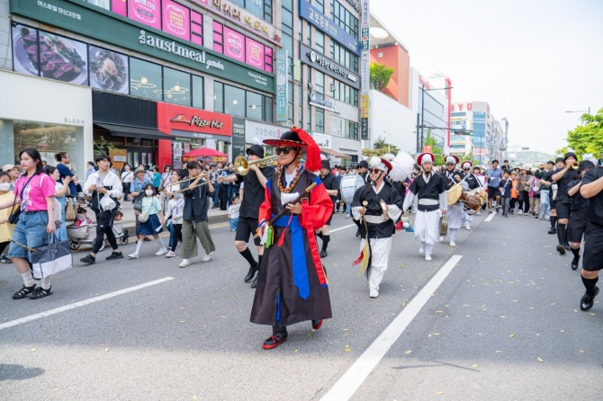 제20회 안산국제거리극축제 국내 공식참가작‘청악’의'로터리 프로젝트' 한 장면, 사진=안산문화재단