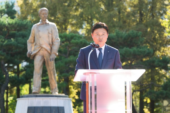 지난26일 조용익 시장이 안중근 의사 하얼빈 의거 115주년을 맞아 기념사를 하고 있다.  사진=부천시