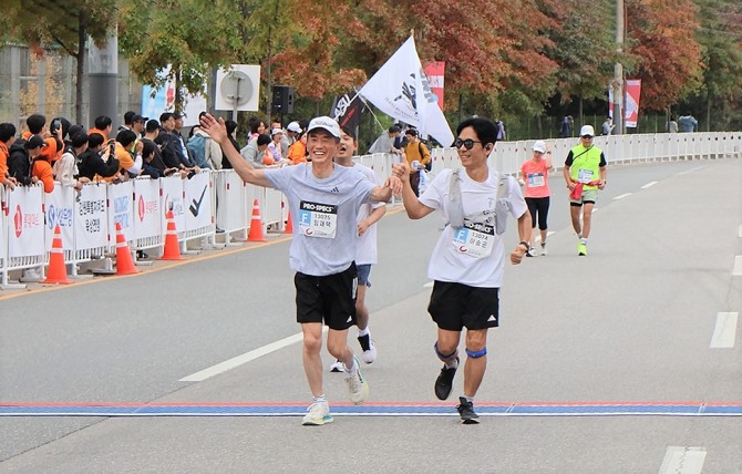 한양증권 임재택 대표가 지난 27일 열린 춘천마라톤에서 풀코스를 완주하고 결승선을 통과하고 있다.  사진=한양증권