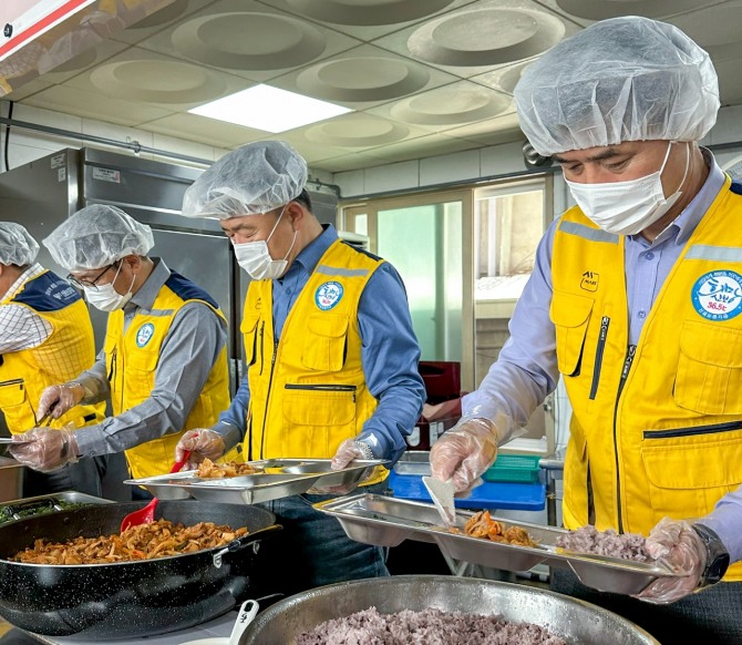 이주영 신용보증기금 이사 등 관계자들이 29일 대구 희망의 집에서 무료 급식 봉사활동을 하고 있다. 사진=신보