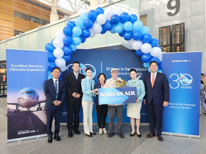 대한항공은 29일(현지 시각) 미국 샌프란시스코 국제공항에서 취항 30주년 ‘탑승객 대상 기념행사’를 열었다. 사진=대한항공