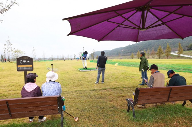 화순군(군수 구복규)은 올해 말까지 화순 파크골프장 무료 시범운영을 연장한다. 사진=화순군