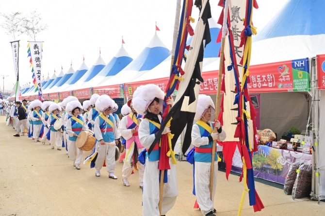 제18회 청송사과축제가 30일 화려한 팡파르를 울렸다. 사진은‘청송도호부사 퍼레이드’장면. 사진=청송군 