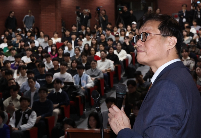 이창용 한국은행 총재가 30일 오후 서울 마포구 서강대학교에서 ‘글로벌 시대에 세상을 이끄는 사람들’을 주제로 특별 강연을 하고 있다. 사진=연합뉴스 