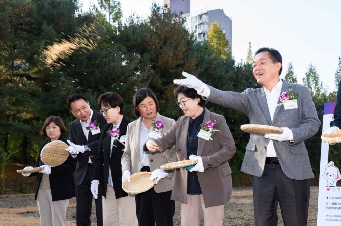 (오른쪽 첫번째) 이재준 수원시장이 정자동 청보리밭 둘레길에 청보리씨를 뿌리고 있다. 사진=수원시